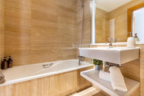 a bathroom with a sink and a bath tub at Terraza Larios in Málaga