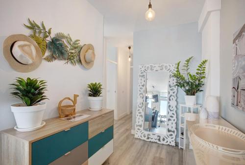 a bathroom with potted plants and a mirror at Mi casa de Radazul in El Rosario