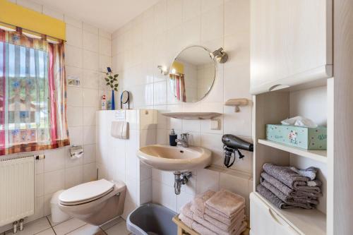 Bilik mandi di Ferienwohnung Rieth