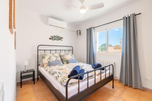 a bedroom with a bed and a window at Casa de Tina in Llucmajor