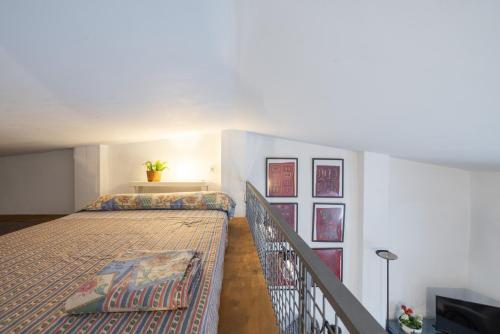 a bedroom with two beds and a balcony at Estudio La Cochera in Deltebre