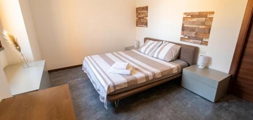 a bedroom with a bed with two nightstands and a bed sidx sidx sidx at a casa di ASIA in Dalmine