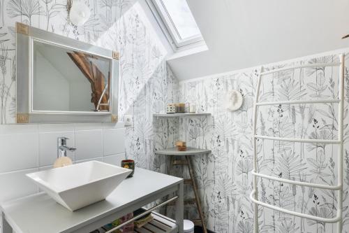 a bathroom with a sink and a mirror at Le Logis de Cléré in Cléré-les-Pins