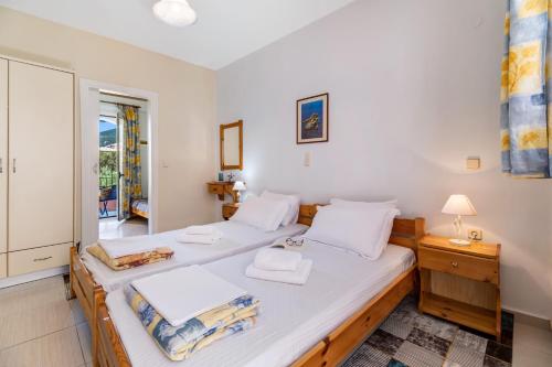 two twin beds in a room with a window at Studio Aias in Póndi