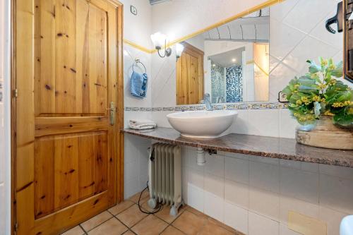 a bathroom with a sink and a mirror at Serra de Prades in Montblanc
