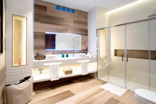 a bathroom with two sinks and a shower at Casa Miranda 1 in Candelaria