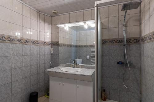 a bathroom with a sink and a shower at Chambre Chardon, Escapade Nature in Auriac-du-Périgord