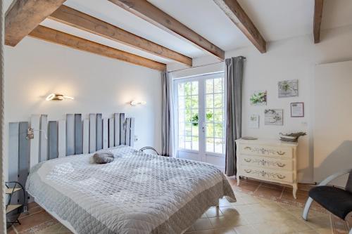 a bedroom with a bed and a window at Chambre Chardon, Escapade Nature in Auriac-du-Périgord