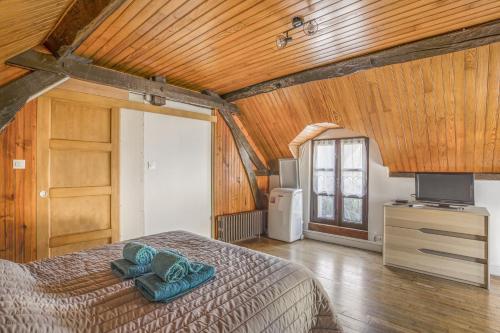a bedroom with a bed and a wooden ceiling at Le Relax 41 in Saint-Aignan