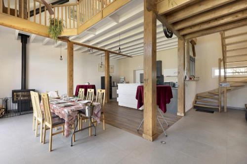 a kitchen and dining room with a table and chairs at Gîte Bricabroc 2 adultes 2 enfants in Noyant