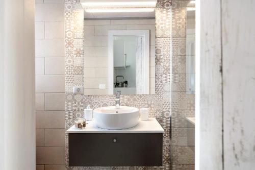 a bathroom with a sink and a mirror at Los Pocillos in Los Pocillos