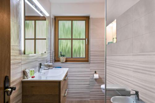 a bathroom with two sinks and a shower at Appartements Gabrielli Marie in Trodena