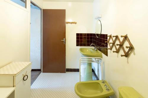 a bathroom with two sinks and two toilets at Studio Tamburine Xaharra in Ainhoa