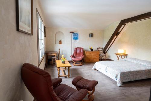a bedroom with a bed and a desk and chairs at Studio Tamburine Xaharra in Ainhoa