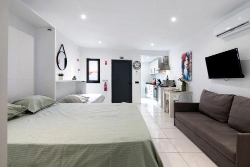 a living room with a bed and a couch at Mi Casa Es Su Casa Nº1 in Albufeira