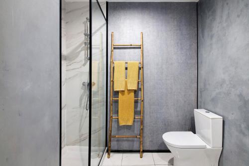a bathroom with a shower with a toilet and towels at Mi Casa Es Su Casa Nº1 in Albufeira