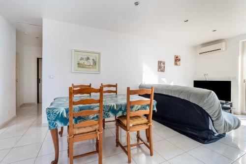 a room with a table and two chairs and a bed at Courtille sur Mer - port de Frejus in Fréjus