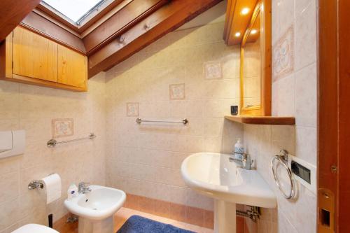 a bathroom with a sink and a toilet at Appartamento Al Pelmo a Vinigo in Vinigo