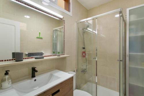 a bathroom with a sink and a shower at Maspalomas Green Oasis in San Bartolomé