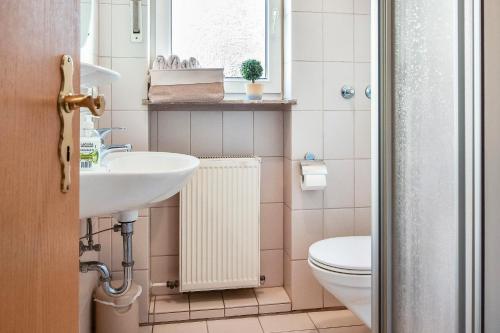 a bathroom with a sink and a toilet at Ferienwohnung 1 in Bernkastel-Kues