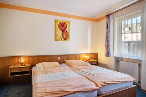 a bedroom with a bed and a window at Ferienwohnung 1 in Bernkastel-Kues