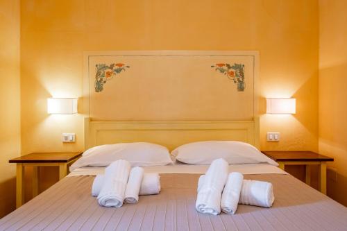 a bedroom with a bed with towels on it at Rosaspina - Appartamento 5 in Capalbio
