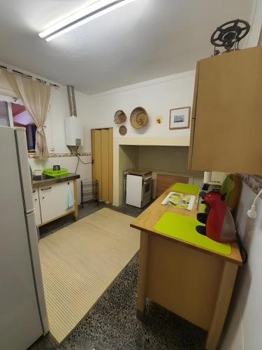 a kitchen with a table and a counter top at Cantinho de Paz in São Marcos do Campo
