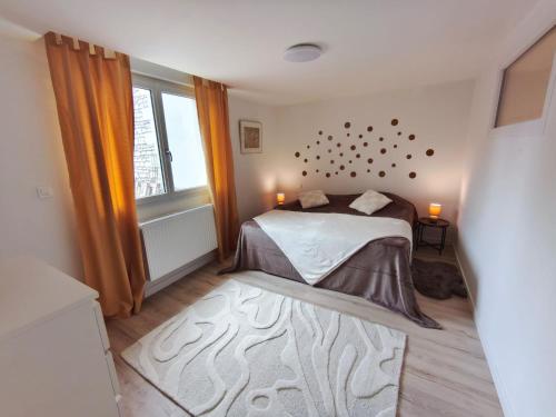 a bedroom with a bed and a window at Chambre Écureuil in L'Ile-Bouchard