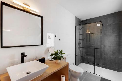 a bathroom with a sink and a shower at Casa Do Alago in Gove