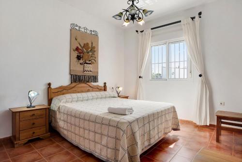 a bedroom with a bed and a window at Villa Perez Zara Carmelo in Campano