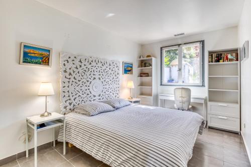 Llit o llits en una habitació de Les Palmiers