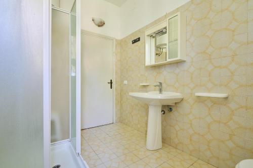 a bathroom with a sink and a shower at Mare Etrusco 5 in Populonia