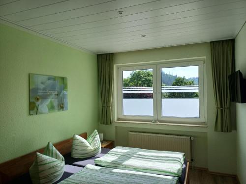 a bedroom with two beds and a window at Haus Nietmann Ferienwohnung 1 in Altenau
