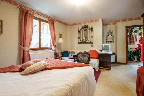 a bedroom with a bed and a desk in a room at Bienvenue-Willkommen in Boersch