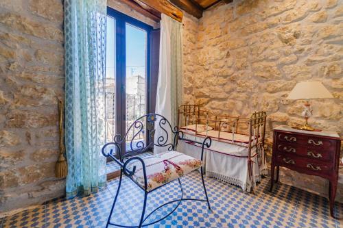 a bedroom with two beds and a window at El Rincón de Hornuez in Moral
