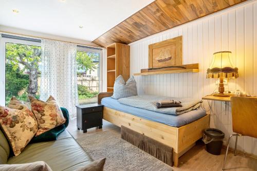 a bedroom with a bed and a window at Ferienwohnung mit Aufenthaltsraum in Ruhland