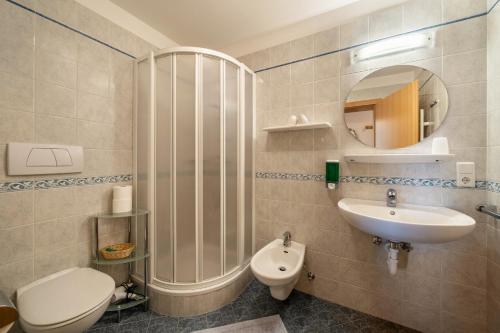 a bathroom with a toilet and a sink at Stücklhof Wohnung Rose in San Genesio Atesino