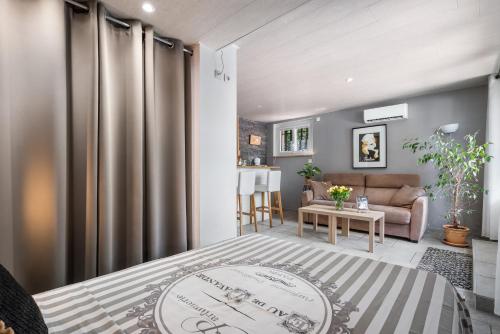 a bedroom with a bed and a living room at Villa Nui in Cuers