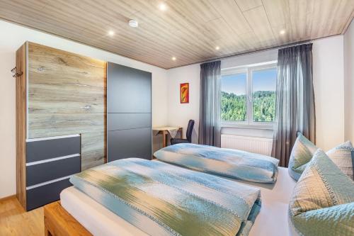 a bedroom with two beds and a desk at Triberg Blick in Triberg