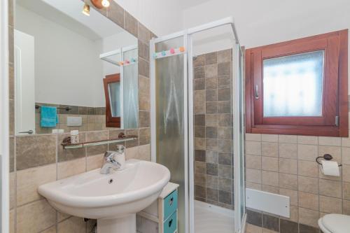 a bathroom with a sink and a shower at Villetta Giardino e Piscina in Porto San Paolo