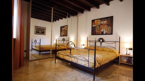 two beds are in a room with at Gorgeous 1 double bedroom apartment in Bellagio