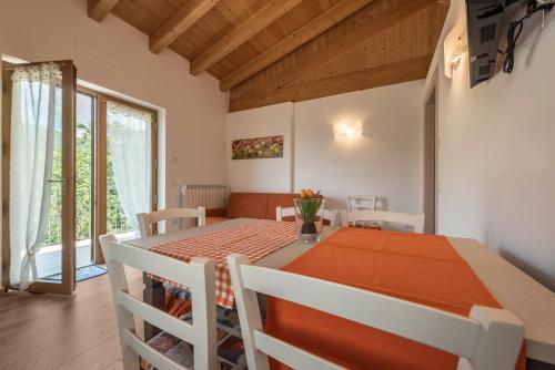 a kitchen and dining room with a table and chairs at Nonno Bigi Tulipano in Tremosine Sul Garda