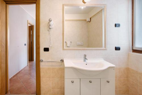 a bathroom with a sink and a shower at Chalet Anna Cigambola in Livigno