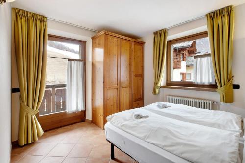 a bedroom with a bed and a window at Chalet Anna Cigambola in Livigno