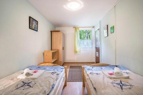 a room with two twin beds in a room at Bungalow Arkona Bgl 1 in Dranske