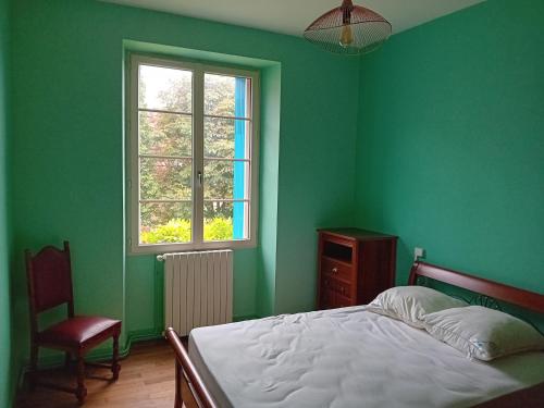 a green bedroom with a bed and a window at La Maison De Carmensac in Meyrals