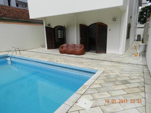 A piscina localizada em Praia Canto do Forte Guest House ou nos arredores