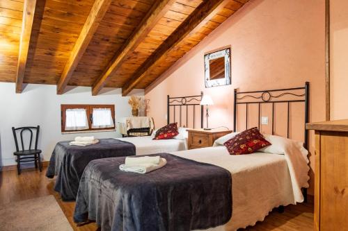 a bedroom with two beds in a room at Casa La Charca in Amavida
