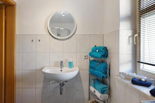 a bathroom with a sink and a mirror at Ferienwohnung Havelvorland in Havelberg