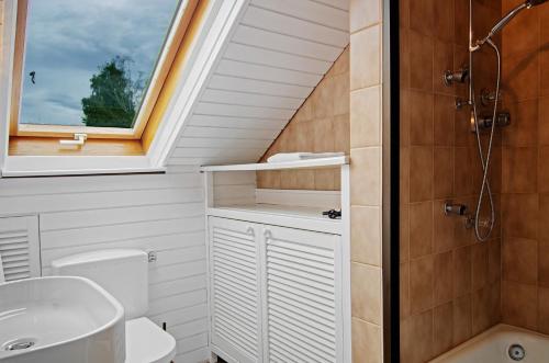 a bathroom with a toilet and a sink and a window at Aussichtsreich Am See in Uhldingen-Mühlhofen